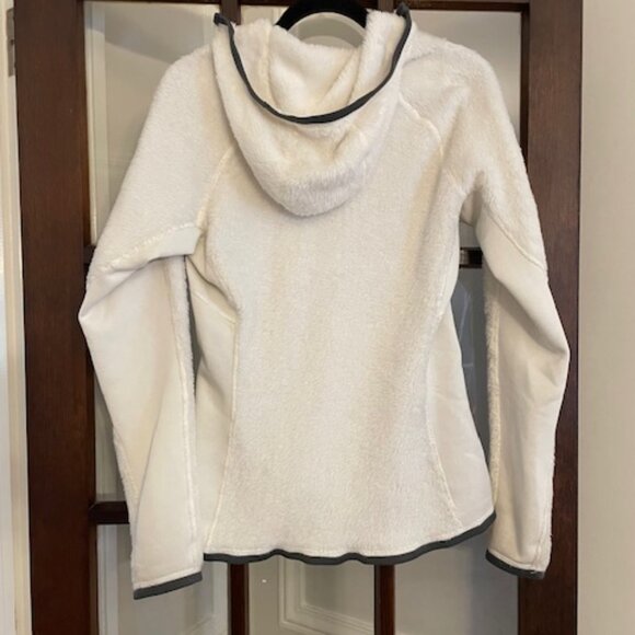Patagonia R3 Hooded Fleece Jacket in White, Size Medium - Picture 5 of 7
